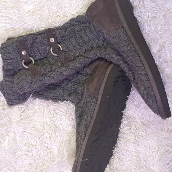 UGGS GRAY SWEATER WITH SILVER BUCKLES SIZE 9 - Picture 6 of 12